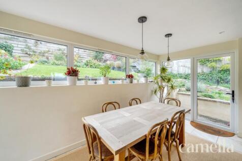 OPEN PLAN KITCHEN, DINING & LIVING ROOM
