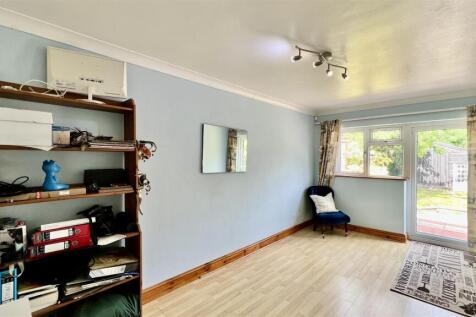 Bedroom/ Study
