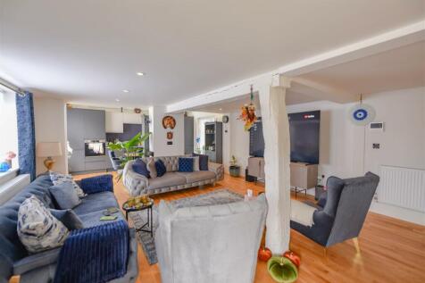 LOUNGE/KITCHEN OPEN PLAN