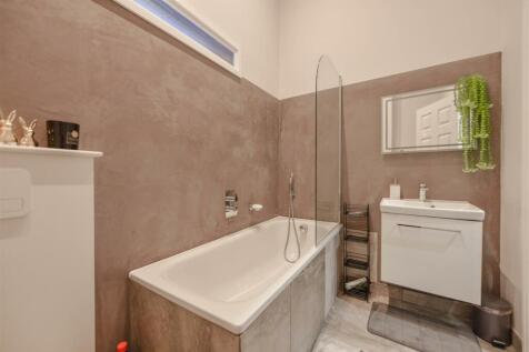 BATHROOM/SHOWER ROOM