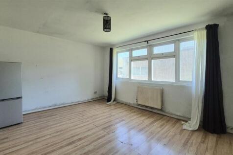 LIVING ROOM/BEDROOM