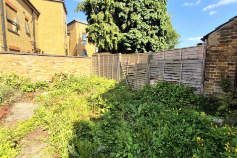 ENCLOSED REAR GARDEN