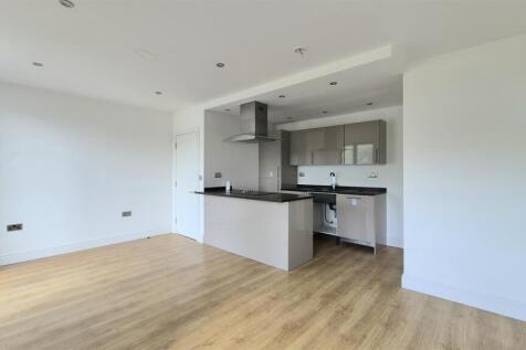 OPEN PLAN LIVING AND KITCHEN AREA