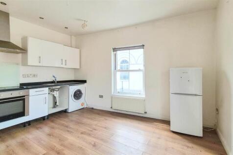 OPEN PLAN LOUNGE/KITCHEN