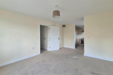 OPEN PLAN LOUNGE/KITCHEN