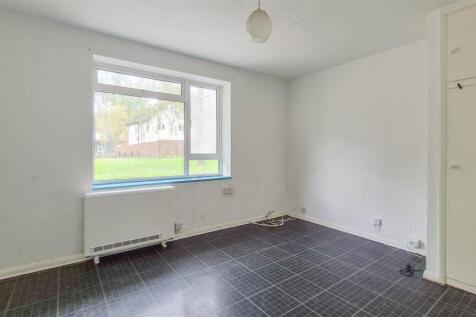 LIVING ROOM/BEDROOM STUDIO