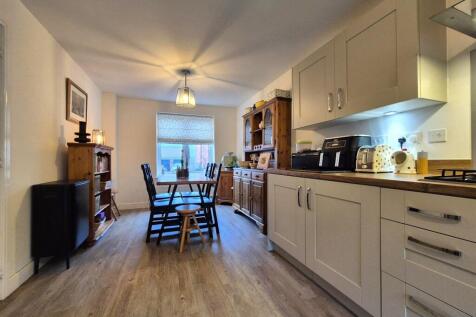 Spacious Kitchen/Din