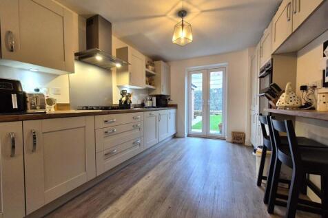 Spacious Kitchen/Din