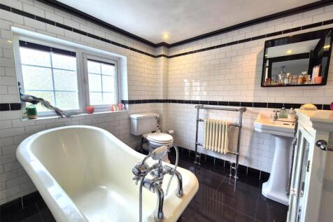 Spacious Bathroom
