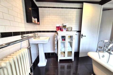 Spacious Bathroom
