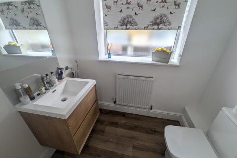 GUEST CLOAKROOM