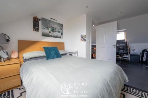 Double Garage - Bed1