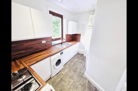 22 Izatt Terrace kitchen 2.jpeg