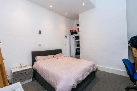 FLAT 6 ROSE &amp; CROWN ARMLEY LS12 2EJ