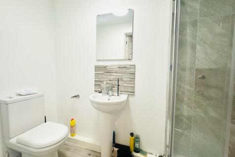 En suite to bedroom 1