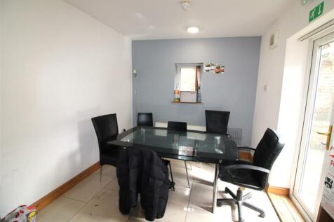Open plan kitchen/dining