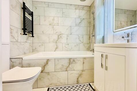 En Suite to Bedroom 1