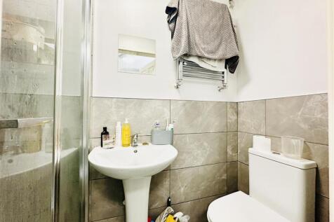 En suite to bedroom 2