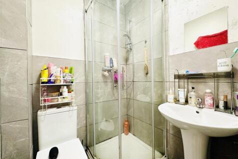 En suite to bedroom 1