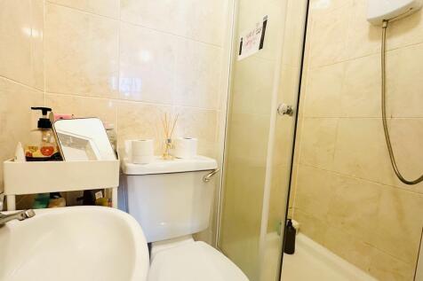 Ensuite to bedroom 2