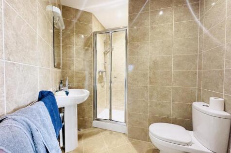 En suite to bedroom 1