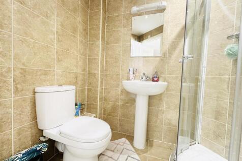 En suite to bedroom 2