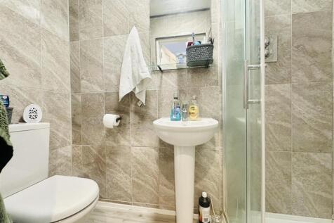 Ensuite to bedroom 2