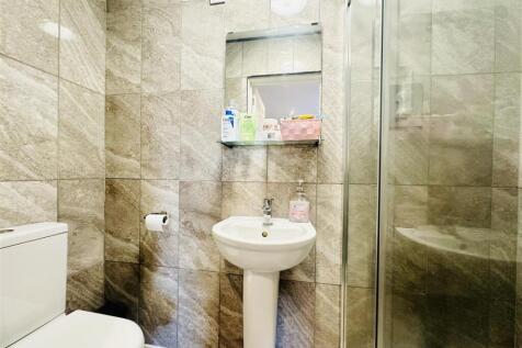 En suite to bedroom 1