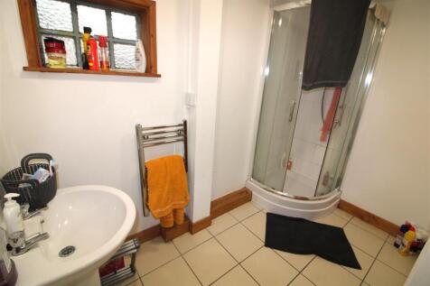 En-suite to bedroom 3