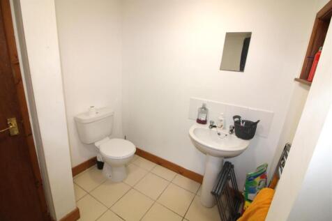 En-suite to bedroom 3