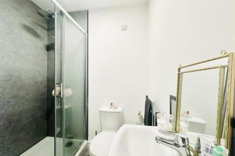 En suite to bedroom 2