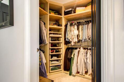 Walk-in-Wardrobe