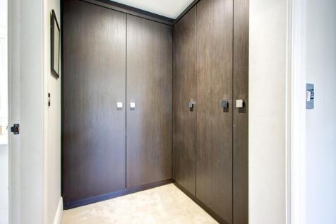 Walk-in-Wardrobe