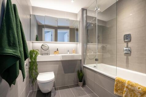 Main Bathroom 