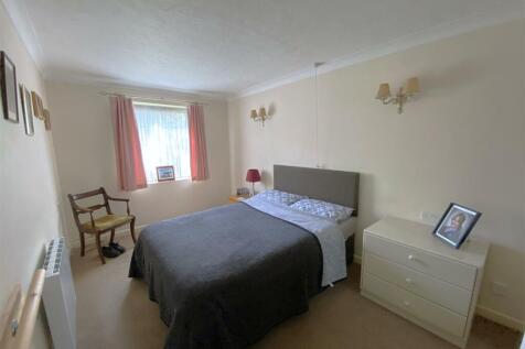 Bedroom 1.jpg