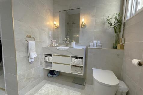 Bathroom 2.jpg