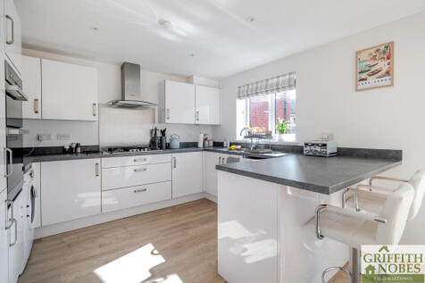 Kitchen and Breakfast bar area