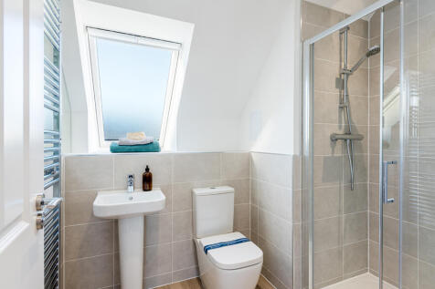 Durris en suite to the main bedroom