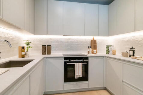 Kitchen with fully integrated appliances