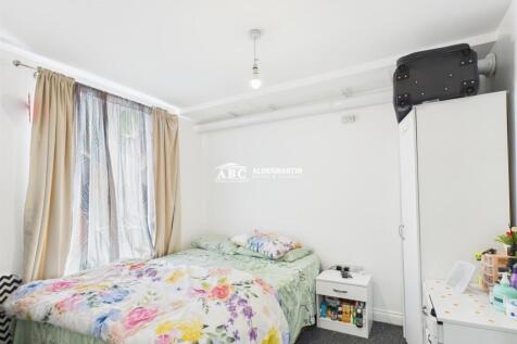 CAM05227G0-PR0004-STILL009.jpg