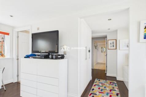 CAM03827G0-PR0042-STILL012.jpg