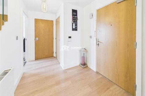 CAM03827G0-PR0072-STILL014.jpg