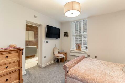 Master Bedroom - B.jpg