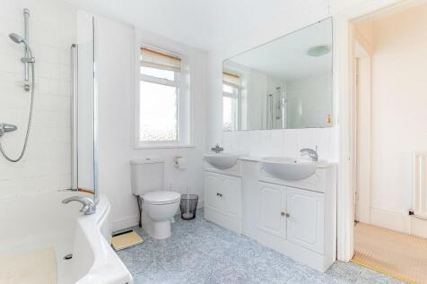 Bathroom - B.jpg