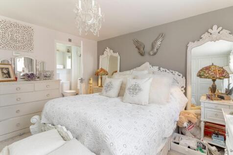 Master Bedroom - B.jpg