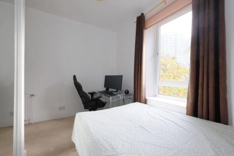 Bedroom alternative view