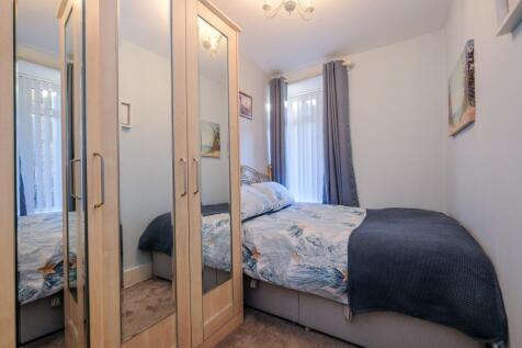 Bedroom alternative view