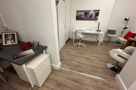 Salon Area