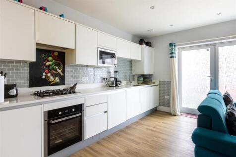Flat 4 Heronsgate Court-12.jpg