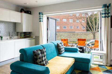 Flat 4 Heronsgate Court-15.jpg